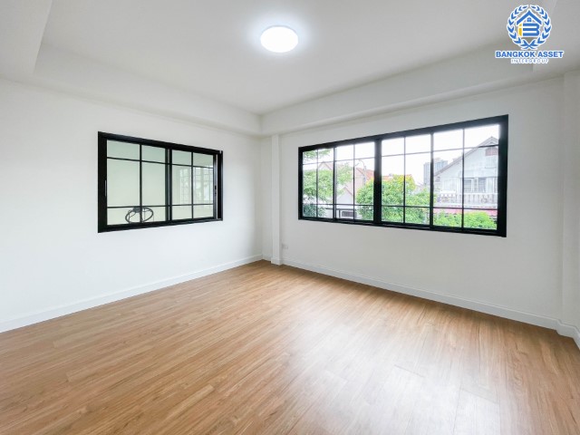 *****บ้านเดี่ยวมือสอง นนทบุรี ม.กฤษดานคร10 รัตนาธิเบศร์ เนื้อที่กว้างขวางมากถึง 71 ตร.ว. ฟังก์ชัน 4 ห้องนอน 4 ห้องน้ำ ที่จอดรถ 3 คัน บ้านสวย ตกแต่งสไตล์โมเดิร์น พร้อมเข้าอยู่ได้ทันที! โครงการตั้งบนทำเลแห่งการเดินทาง ใกล้รถไฟฟ้าสายสีม่วง "สถานีสามแยกบางใหญ่" และจุดขึ้นทางด่วน "กาญจนาภิเษก" จองด่วน!